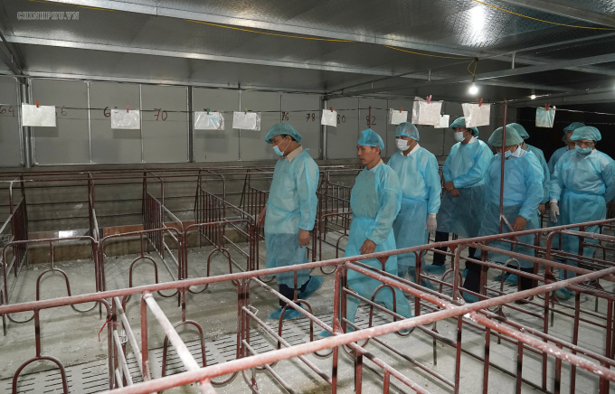 Thu tuong kiem tra chuong lon sau khi Lon duoc tieu huy va phu voi bot