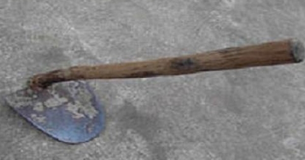 Bị nhắc nhở, nghịch tử dùng cuốc đánh bố trọng thương