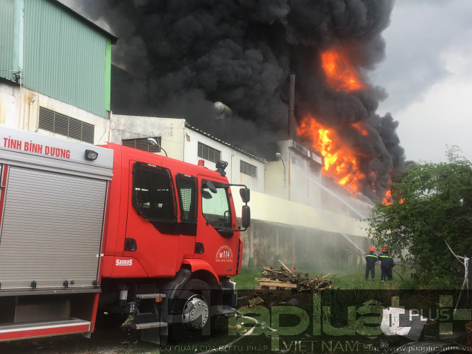 Đám cháy bùng phát dữ dội