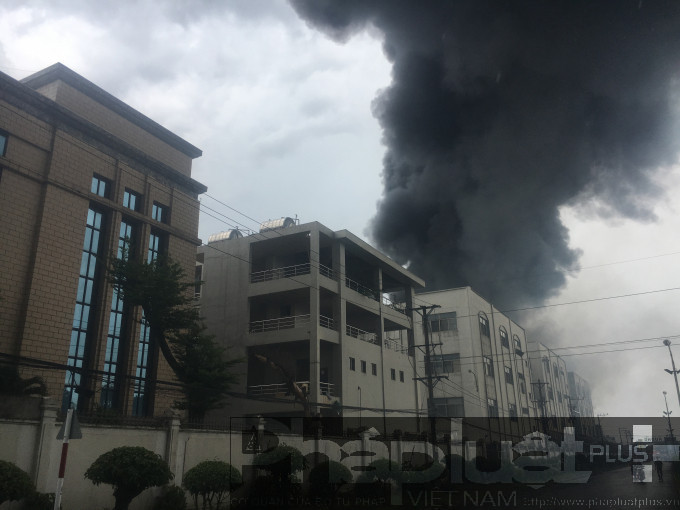 Cột khói cao hàng chục mét