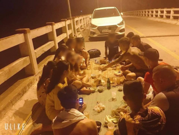 Cư dân mạng phẫn nộ với nhóm thanh niên ngang nhiên tổ chức ăn nhậu trên cầu vượt