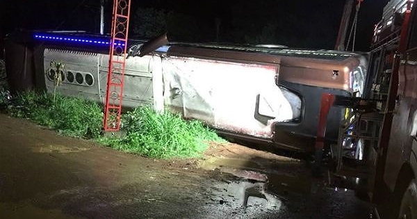 Lật xe khách trong đêm, hai mẹ con tử vong, 17 người bị thương