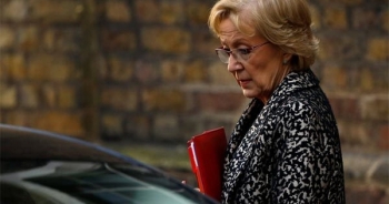 Lãnh đạo Hạ viện từ chức, đẩy Thủ tướng Anh "xuống vực thẳm"