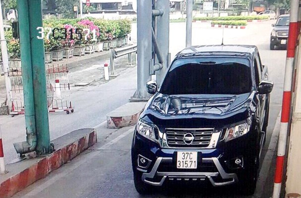 Truy tìm đối tượng chạy trốn bằng xe bán tải, liên quan đến vụ an ma túy