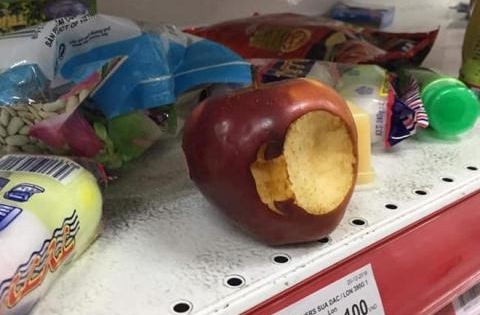 Siêu thị Auchan sắp rút khỏi Việt Nam: Người dân đến gặm táo nửa quả, bóc bánh, sữa ăn khi chưa thanh toán