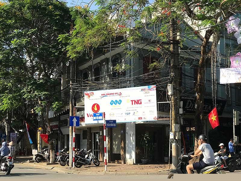 Tòa nhà của doanh nhân Bạch Thái Bưởi, trong đó có ba căn nhà mặt tiền đường Đinh Tiên Hoàng  đã bán cho các hộ dân khác. Ảnh: ĐỖ HOÀNG.