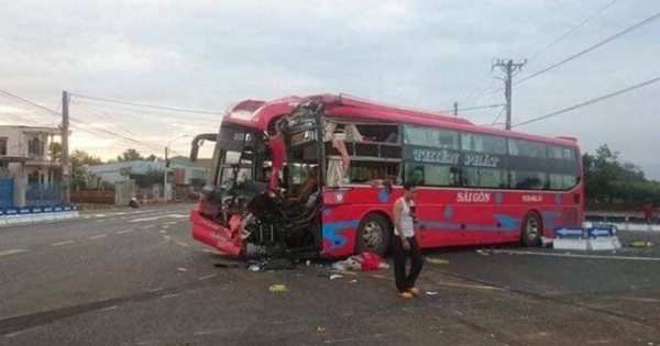 Gia Lai: Nhiều người bị thương sau vụ va chạm giữa 2 xe khách