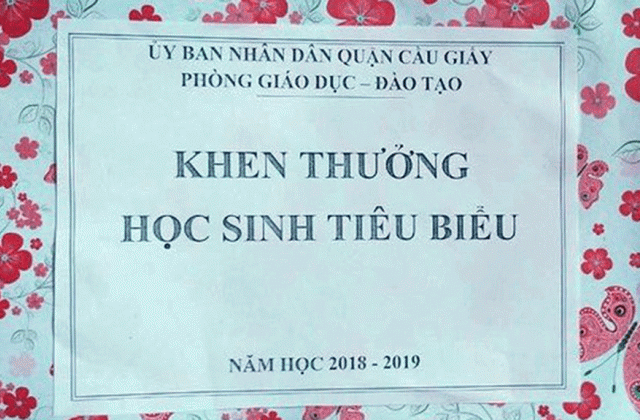 Trưởng Phòng GD-ĐT Cầu Giấy xin lỗi việc học sinh tiêu biểu nhận hộp quà rỗng