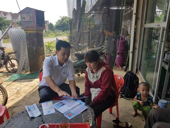 Ông Nguyễn Văn Chinh, Phó Giám đốc BHXH huyện M’Đrắk tư vấn về chính sách  BHXH tự nguyện cho người dân xã Ea M’doal.