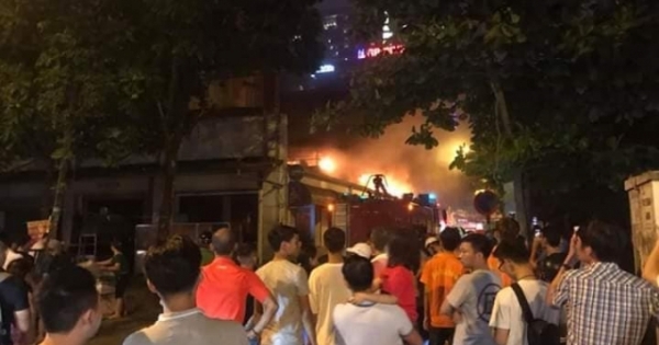 Quán bia Hải Xồm bốc cháy trong đêm