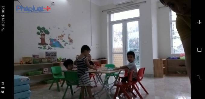 Hoạt động trông giữ trẻ của cơ sỏ mầm non VIETHOME theo ghi nhận Pháp luật Plus ngày 8/5 (ảnh cắt clip)