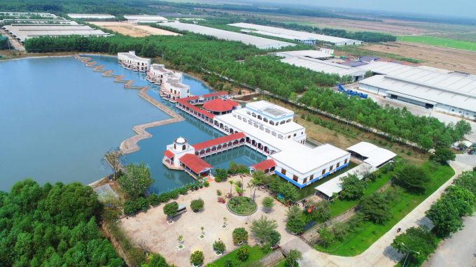 Resort B&ograve; sữa Vinamilk &ndash; &ldquo;Resort&rdquo; l&yacute; tưởng cho những c&ocirc; b&ograve; hạnh ph&uacute;c.