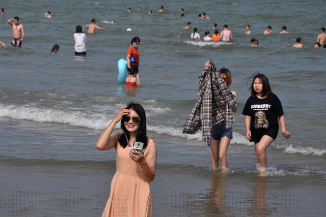 Sau khi UBND tỉnh Thanh Hóa giao cho các địa phương có biển tự quyết định việc cho du khách tắm biển, thành phố Sầm Sơn đã cho phép du khách được tắm biển từ ngày 30/4.