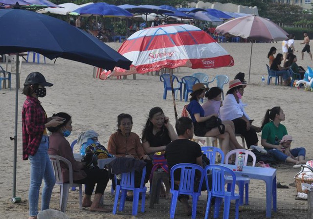 Sau khi được nới lỏng các quy định trong phòng, chống dịch Covid-19, du khách bắt đầu đổ về Sầm Sơn trong ngày đầu nghỉ lễ 30/4.