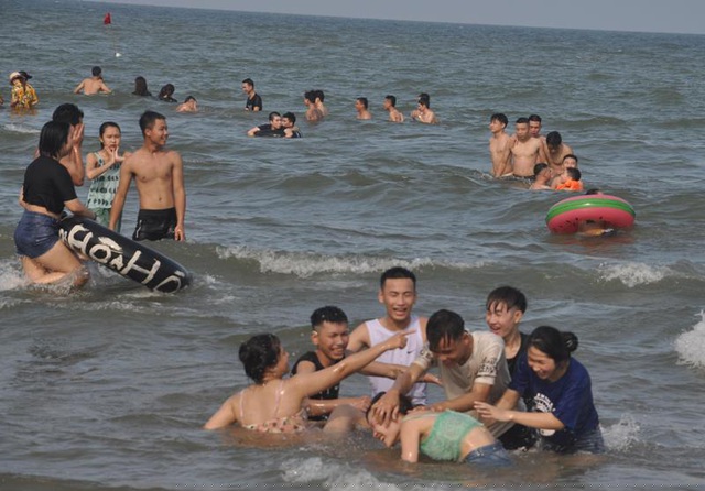 Nhiều nhóm du khách, đặc biệt là người trẻ, xả hơi sau một thời gian dài thực hiện cách ly xã hội.