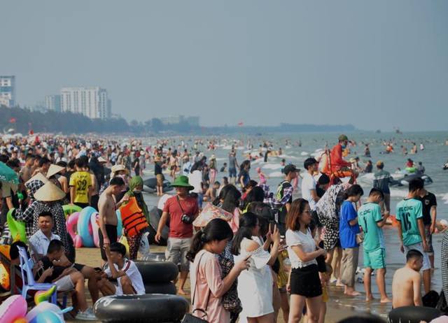 Trong khi đó, các lực lượng chức năng thành phố Sầm Sơn vẫn liên tục tuyên truyền, khuyến cáo người dân và du khách nghiêm túc thực hiện các quy định phòng chống dịch tại bãi tắm.