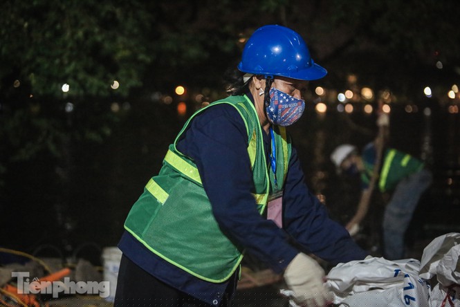 Lặng lẽ mưu sinh giữa chợ, ven hồ trong kỳ nghỉ lễ - ảnh 9