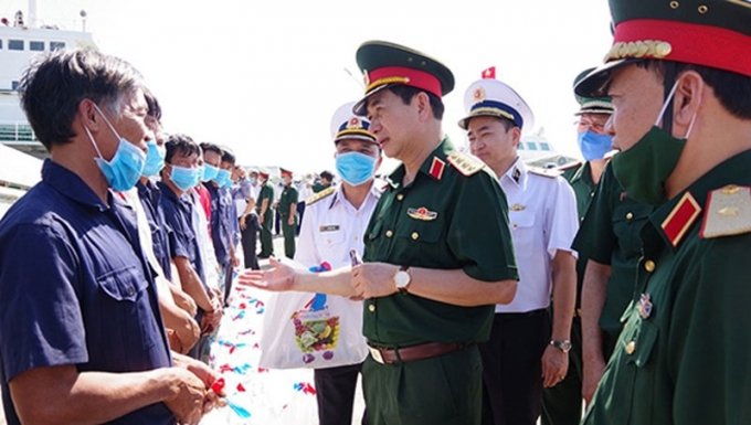 Thượng tướng Phan Văn Giang, Tổng Tham mưu trưởng Quân đội nhân dân Việt Nam, Thứ trưởng Bộ Quốc phòng tặng quà, động viên ngư dân khi về đất liền. Ảnh: Báo Quân đội nhân dân.