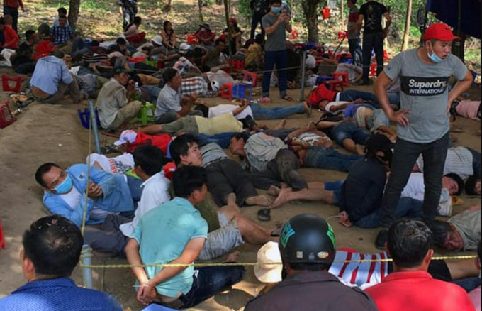 Lực lượng công an bắt giữ 140 đối tượng tham gia đánh bạc.