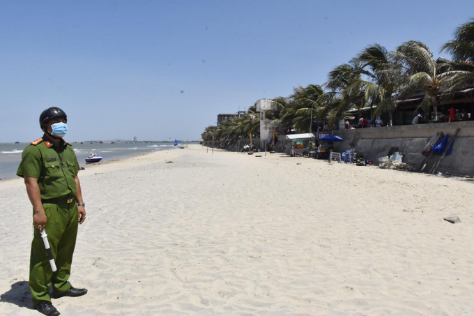 Công an trực chốt trên bãi tắm Long Hải đoạn trước Đoàn 298.