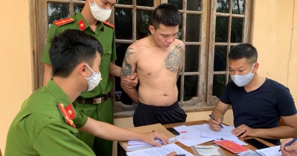 Bắt đối tượng xăm trổ tàng trữ trái phép chất ma tuý ở Quảng Bình