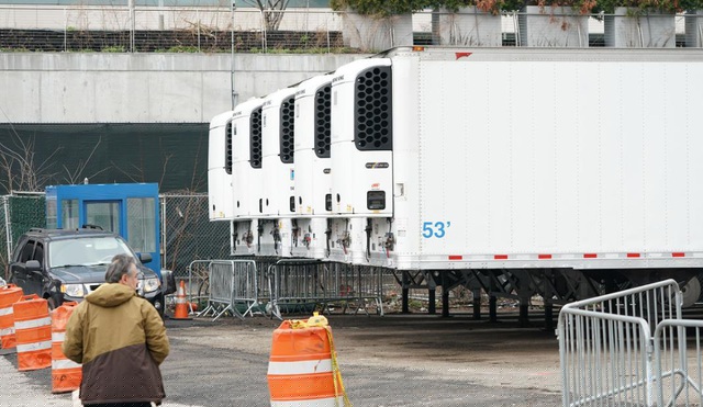 Các xe tải đông lạnh dùng làm nhà xác di động bên ngoài bệnh viện Bellevue ở Manhattan (Ảnh: Getty)