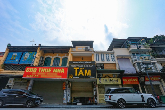 Cuộc khủng hoảng năm 2020 không còn khu trú trong giới hạn thị trường BĐS mà là một khủng hoảng kinh tế trên diện. Trong ảnh là hàng loạt các cửa hàng trên phố cổ Hà Nội chịu tình cảnh ế ấm không có khách thuê. Ảnh: Vũ Đức Anh