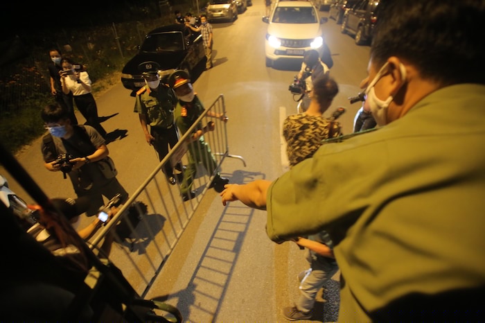 Người dân mừng rỡ khoảnh khắc gỡ bỏ hàng rào tại khu cách ly Hạ Lôi: ‘Vui như giao thừa, thắng dịch COVID-19 rồi’ ảnh 2