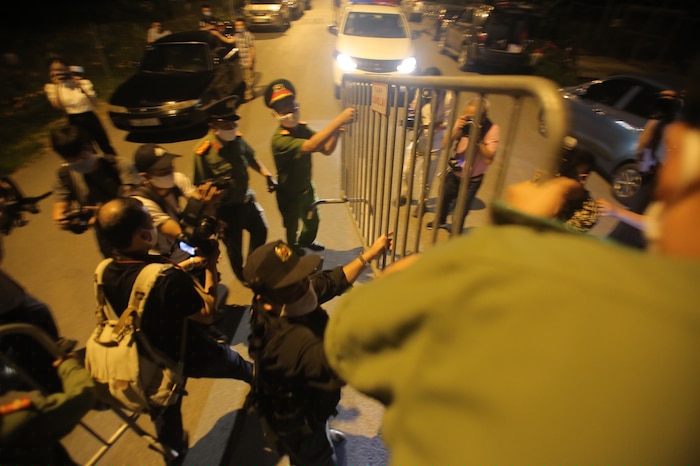 Hàng rào barie được tháo dỡ.