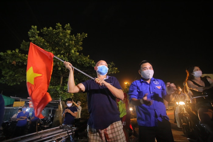 Người dân vẫy cờ ăn mừng.