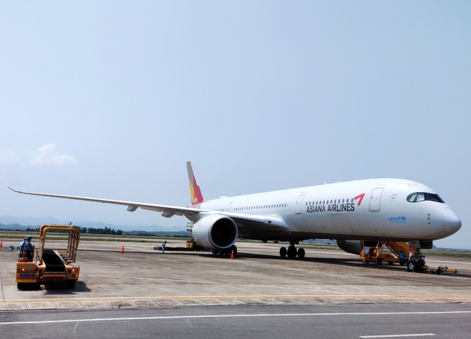 Chuyến bay chở 295 hành khách là các chuyên gia, kỹ sư Hàn Quốc hạ cánh xuống Vân Đồn sáng 4/5.