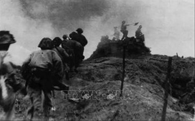 Bộ đội xung phong đánh chiếm một lô cốt cuối cùng của địch ở đồi C1. Ảnh: Tư liệu