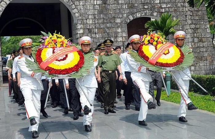 Bộ trưởng T&ocirc; L&acirc;m c&ugrave;ng c&aacute;c đại biểu d&acirc;ng hoa tại Nghĩa trang liệt sỹ A1.