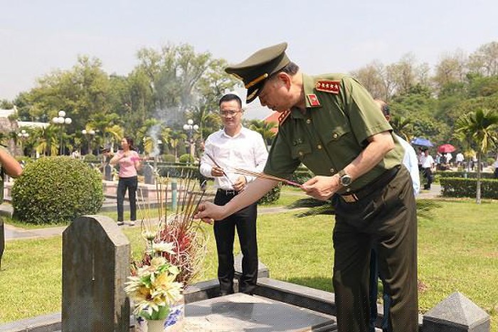 Bộ trưởng T&ocirc; L&acirc;m v&agrave; c&aacute;c đại biểu thắp hương tưởng nhớ c&aacute;c Anh h&ugrave;ng, liệt sỹ tại Nghĩa trang liệt sỹ A1.