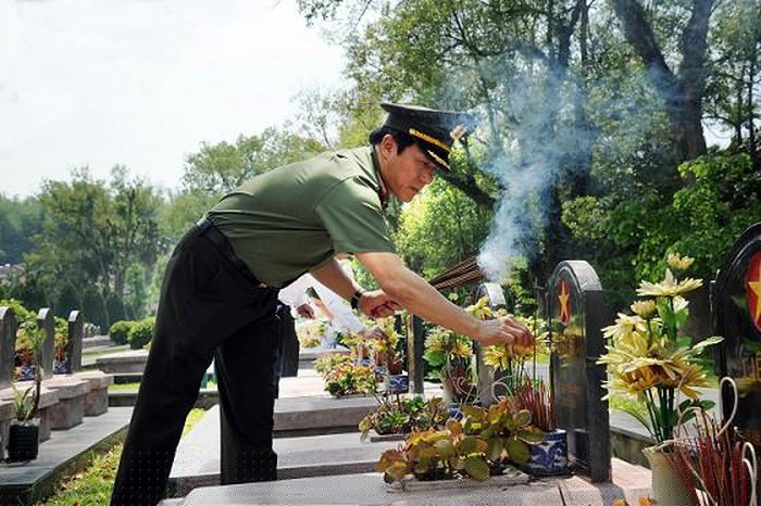 Thứ trưởng Lương Tam Quang thắp hương tưởng nhớ c&aacute;c Anh h&ugrave;ng, liệt sỹ.