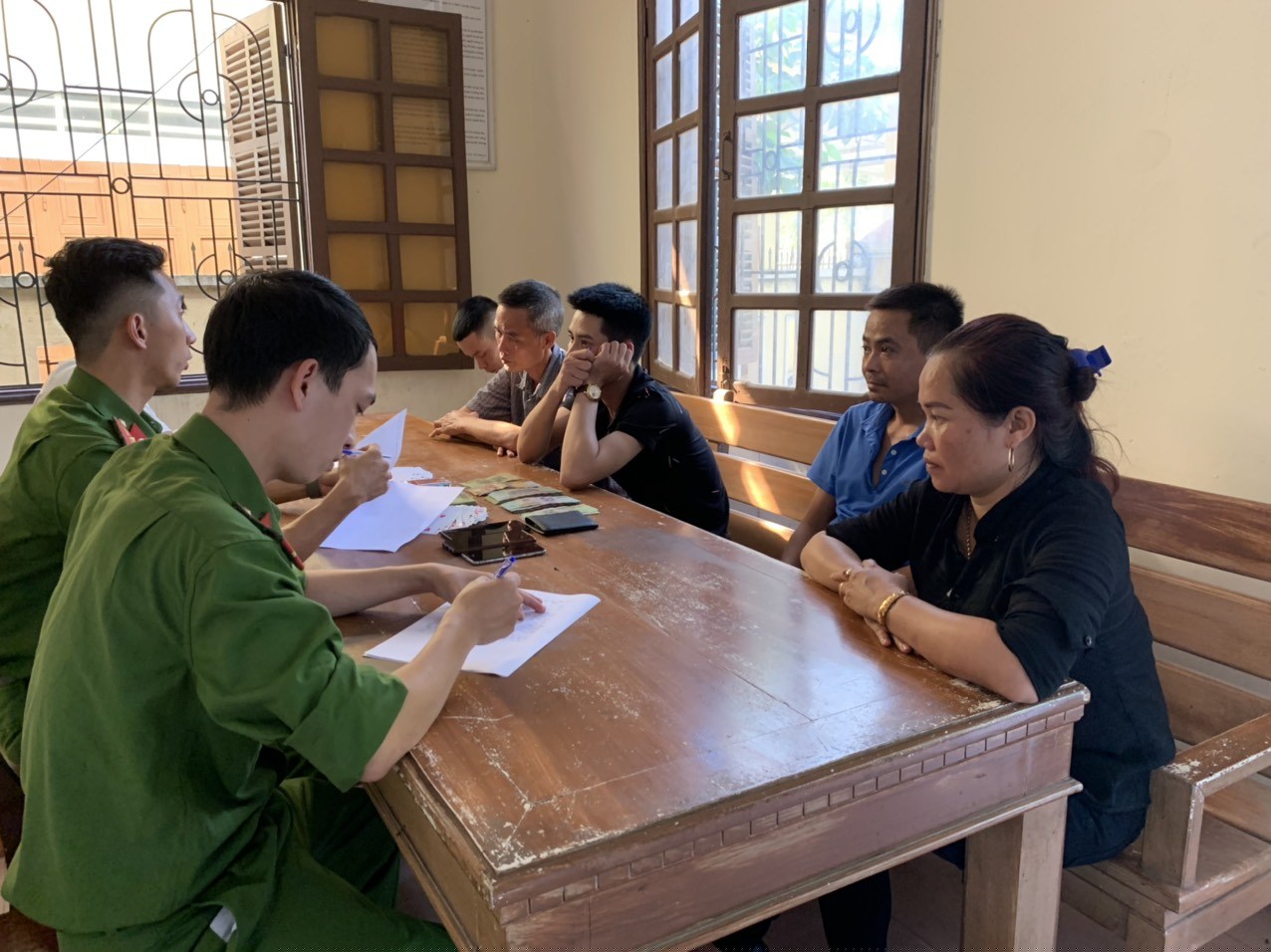 Nhóm đánh bạc bị bắt giữ.