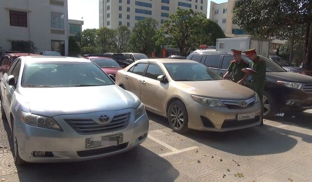 Xe &ocirc; t&ocirc; nhập lậu bị thu giữ.