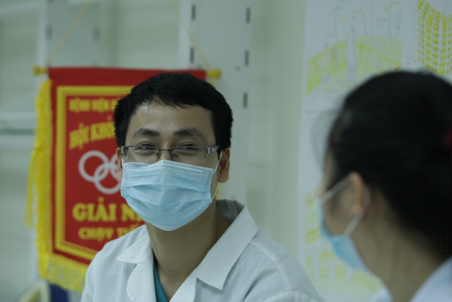 Thông cảm và thấu hiểu cho đối phương chính là cách cặp đôi này cùng giúp nhau vượt qua quãng thời gian khó khăn