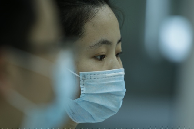 Mỗi lần nhắc về con, giọng người mẹ trẻ lại chùng xuống thấy rõ