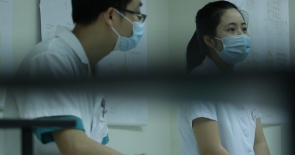 Chuyện về đôi vợ chồng trẻ trở thành “đồng đội” trên tuyến đầu chống dịch