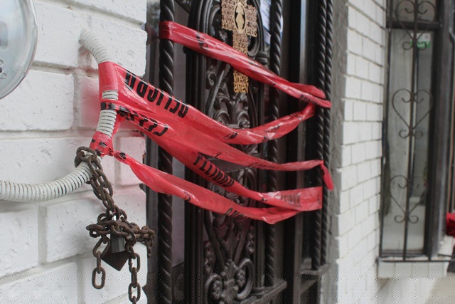 Cảnh sát căng dây chặn lối ra vào ngôi nhà nơi 3 nạn nhân bị phát hiện tử vong với dấu hiệu bị siết cổ (Ảnh: Reuters)