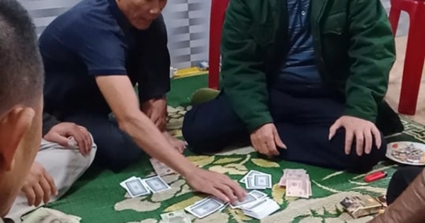 Hà Tĩnh: Gia hạn thời gian đình chỉ công tác chủ tịch xã đánh bạc giữa đại dịch