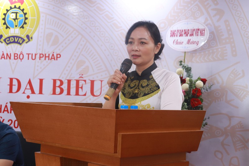 Chủ tịch Công đoàn Bộ Tư pháp Khương Thị Thanh Huyền nhấn mạnh, Công đoàn Báo PLVN cần tiếp tục làm tốt công tác chăm lo đời sống cho cán bộ, phóng viên, người lao động.