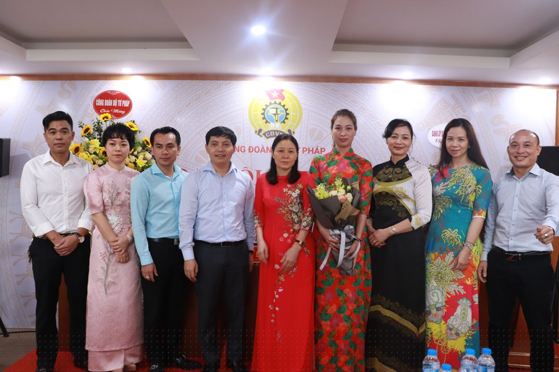 Chủ tịch Công đoàn Bộ Tư pháp Khương Thị Thanh Huyền, Phó Bí thư Đảng ủy, Phó Tổng Biên tập Báo Pháp luật Việt Nam Trần Đức Vinh tặng hoa chúc mừng BCH mới.