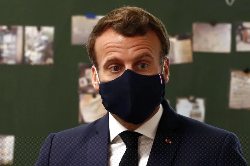 Tổng thống Macron đeo khẩu trang vải do Pháp sản xuất, tiệp màu với cà vạt và bộ đồ màu xanh của ông, khi đến thăm một trường học phía tây Paris mới đây. Ảnh: Reuters