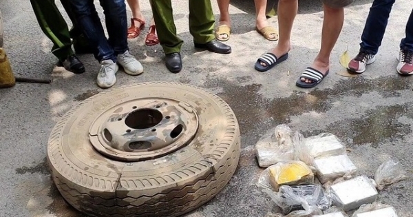 Lạng Sơn: Bắt 4 đối tượng nam nữ  giấu 16 bánh heroin trong lốp xe ô tô