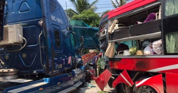 Container đối đầu xe khách trên quốc lộ rồi lao vào trạm xe buýt khiến một cô giáo tử vong