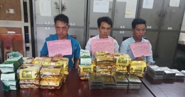 Nghệ An: Bắt quả tang 3 đối tượng vận chuyển 20 bánh heroin, 24 kg ma túy đá và ketamin