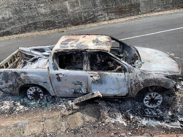 Chiếc xe bán tải cháy rụi với một thi thể biến dạng bên trong.