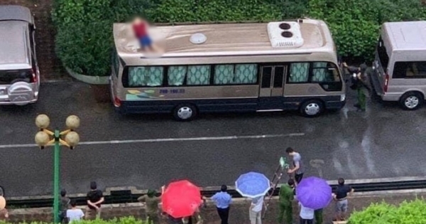 Người đàn ông rơi từ toà nhà chung cư trúng nóc ô tô tử vong